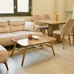 Apartment 2br Centralside Retreat With Free Private Parking